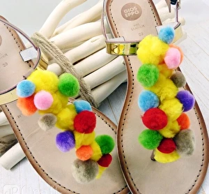 Pompony akrylowe mix Czerwone 24 szt